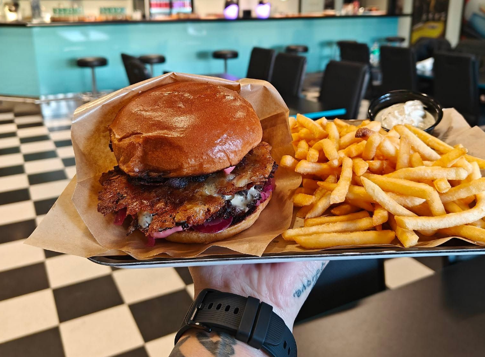 Burgare och pommes på bricka