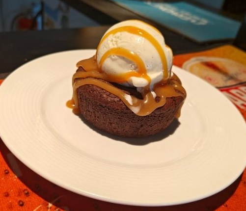 Dessert – brownie med glass och karamell